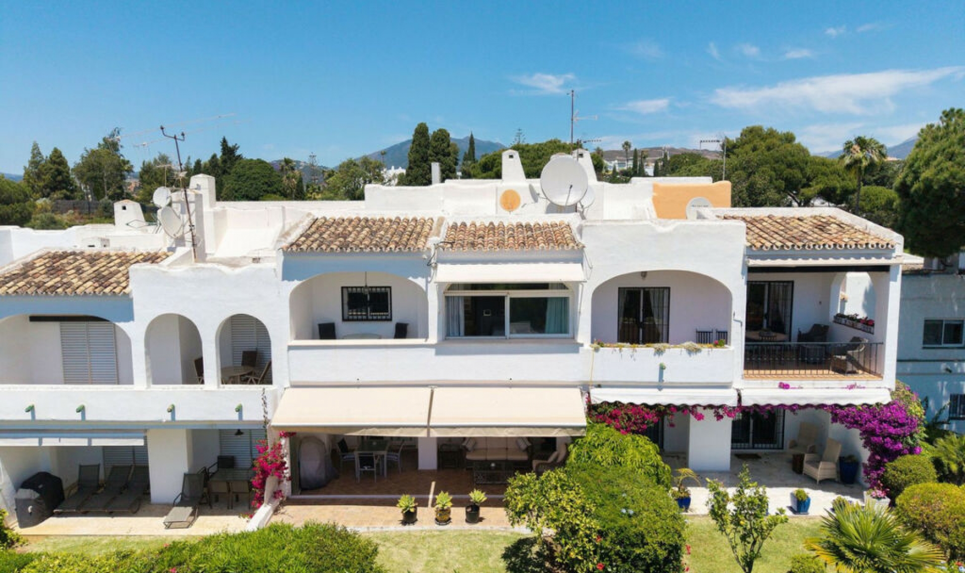 Resale - House -
Nueva Andalucía