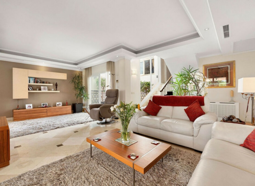 Resale - House -
Nueva Andalucía