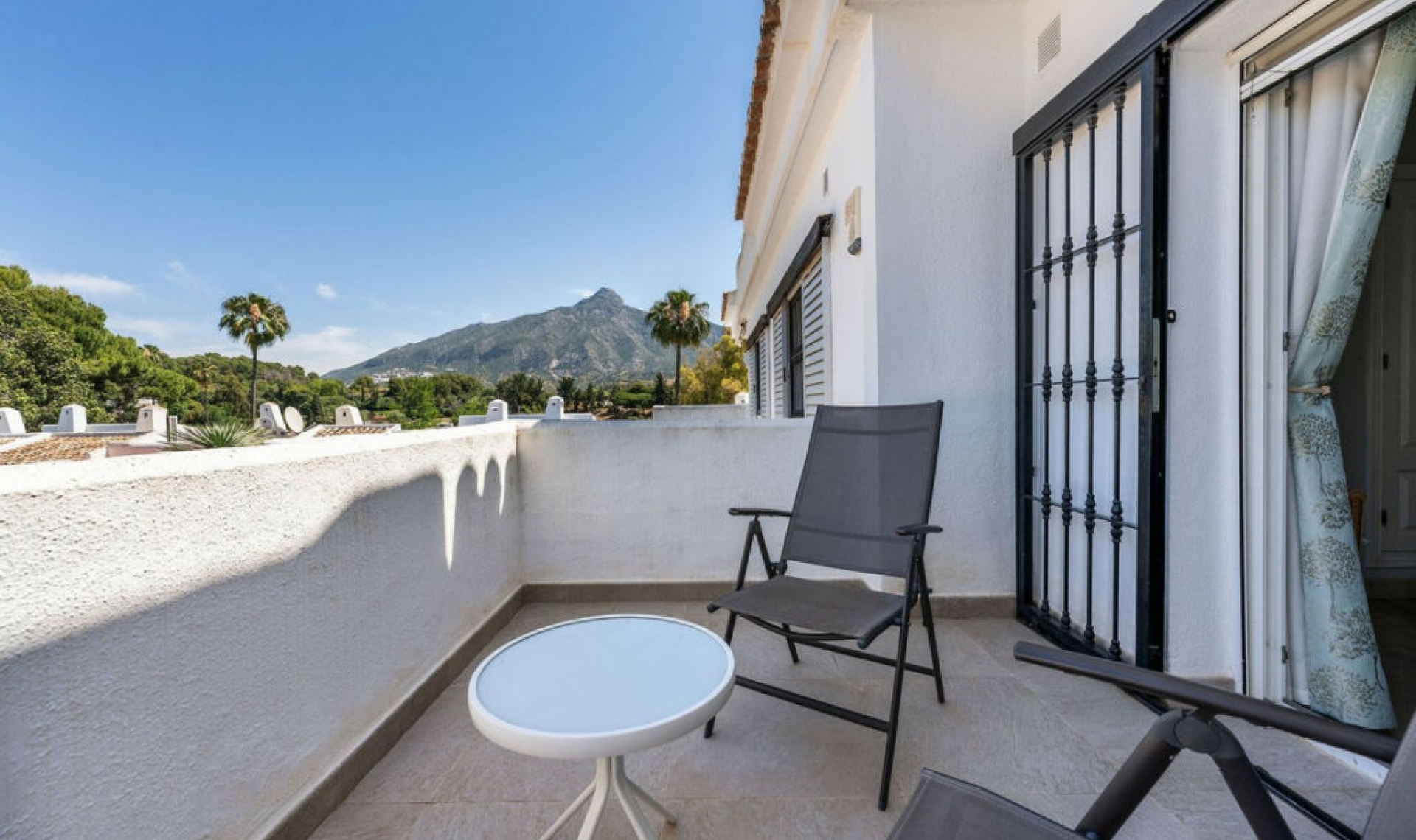 Resale - House -
Nueva Andalucía