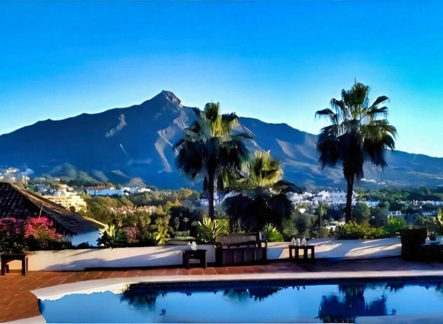 Resale - House -
Nueva Andalucía