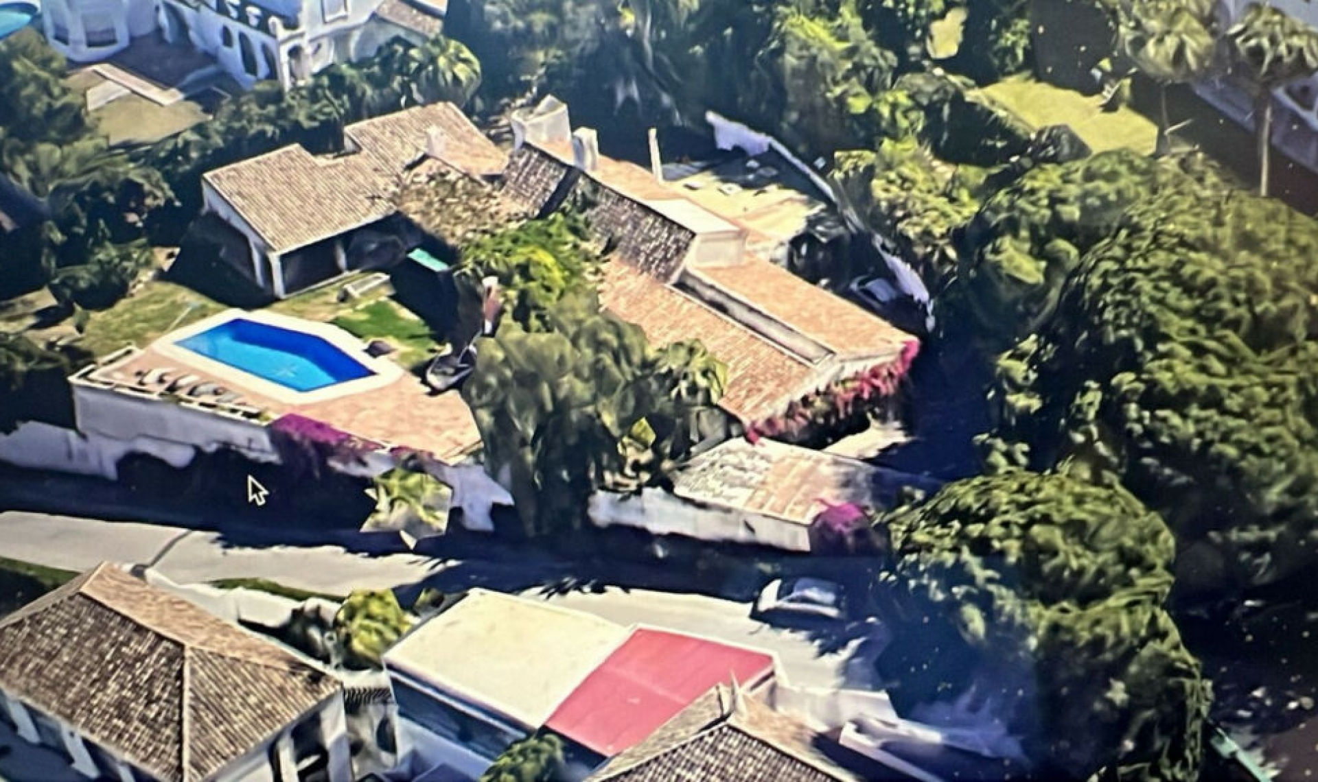 Resale - House -
Nueva Andalucía