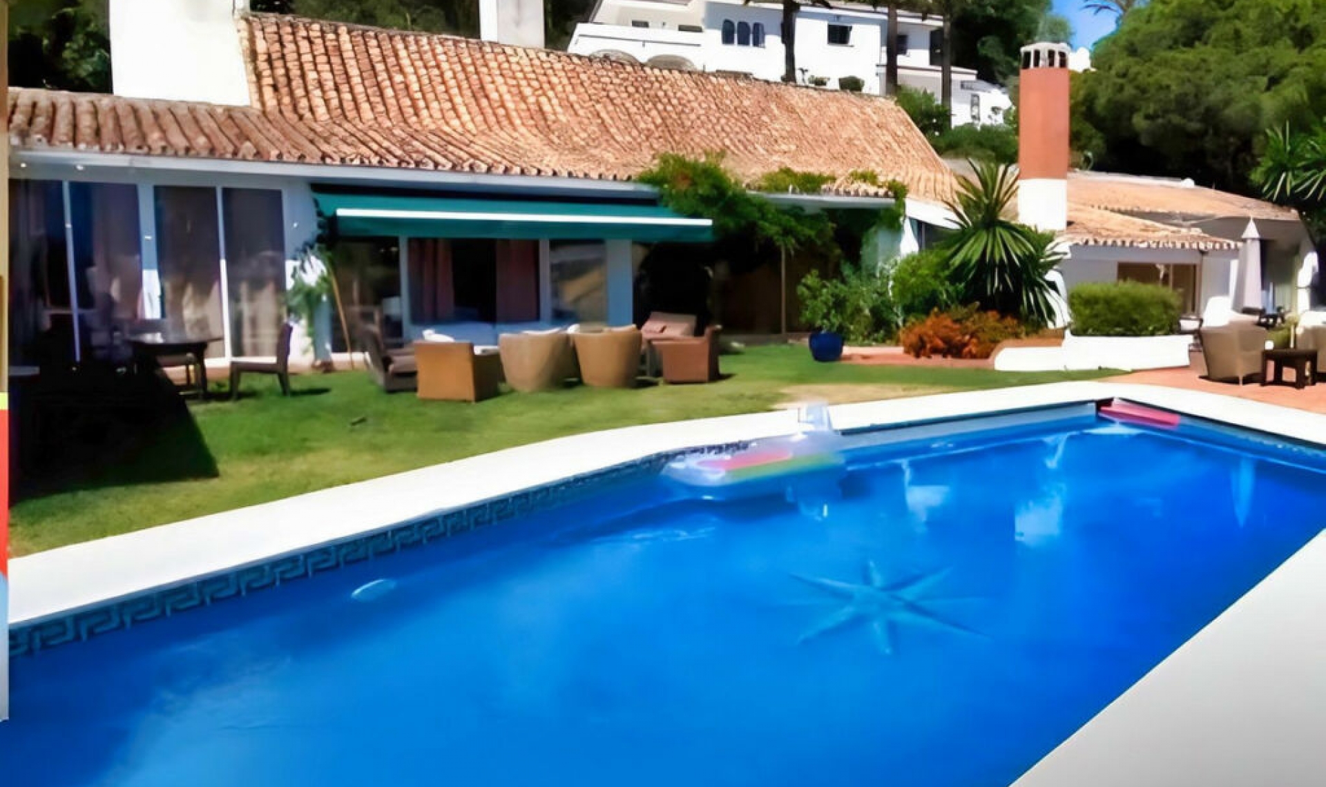 Resale - House -
Nueva Andalucía