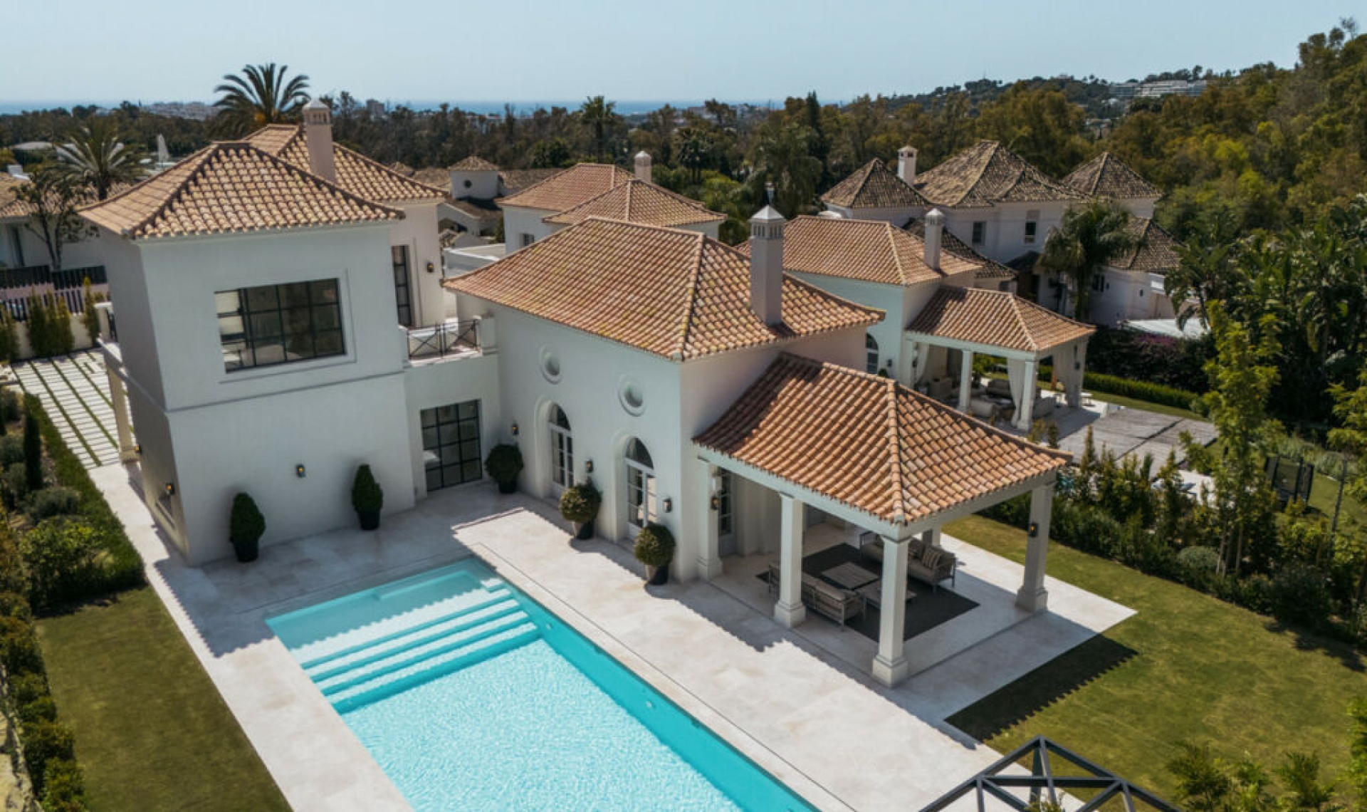 Resale - House -
Nueva Andalucía