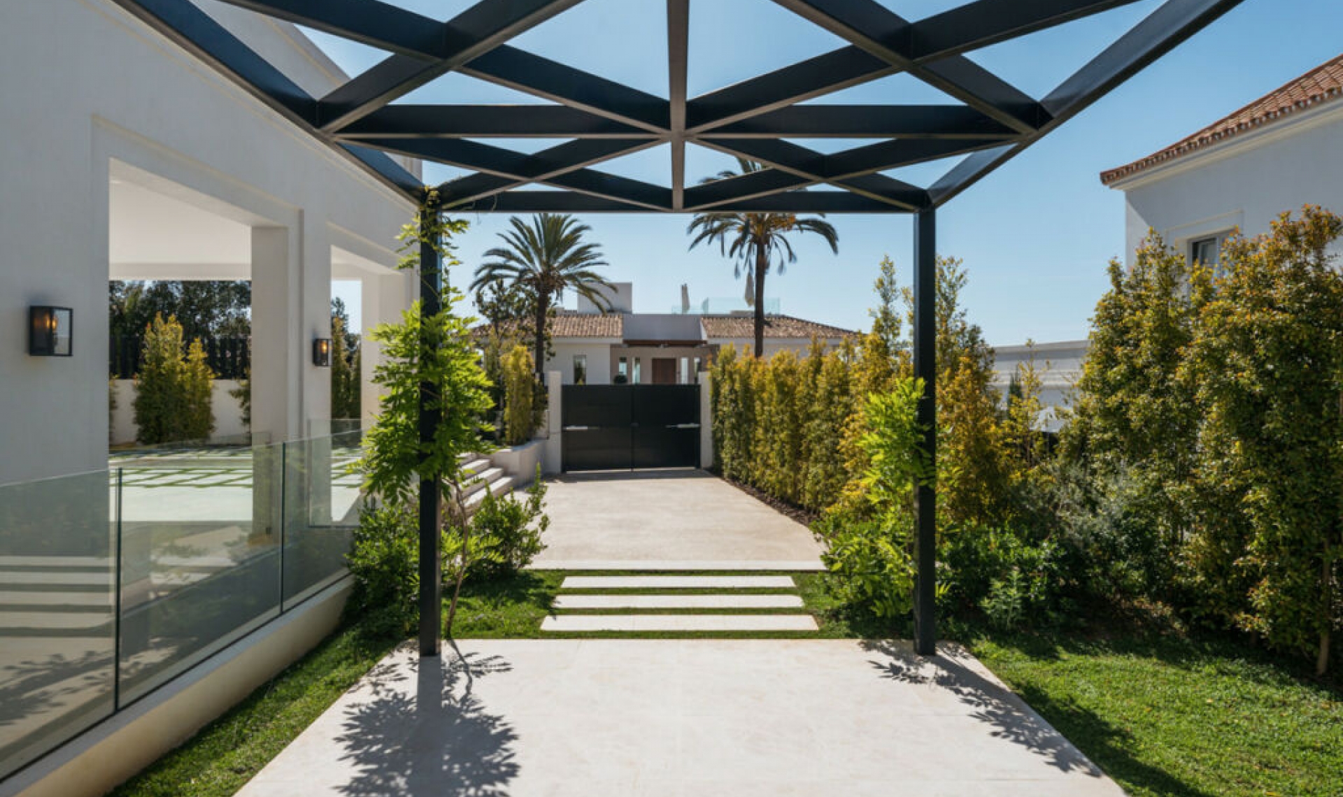 Resale - House -
Nueva Andalucía