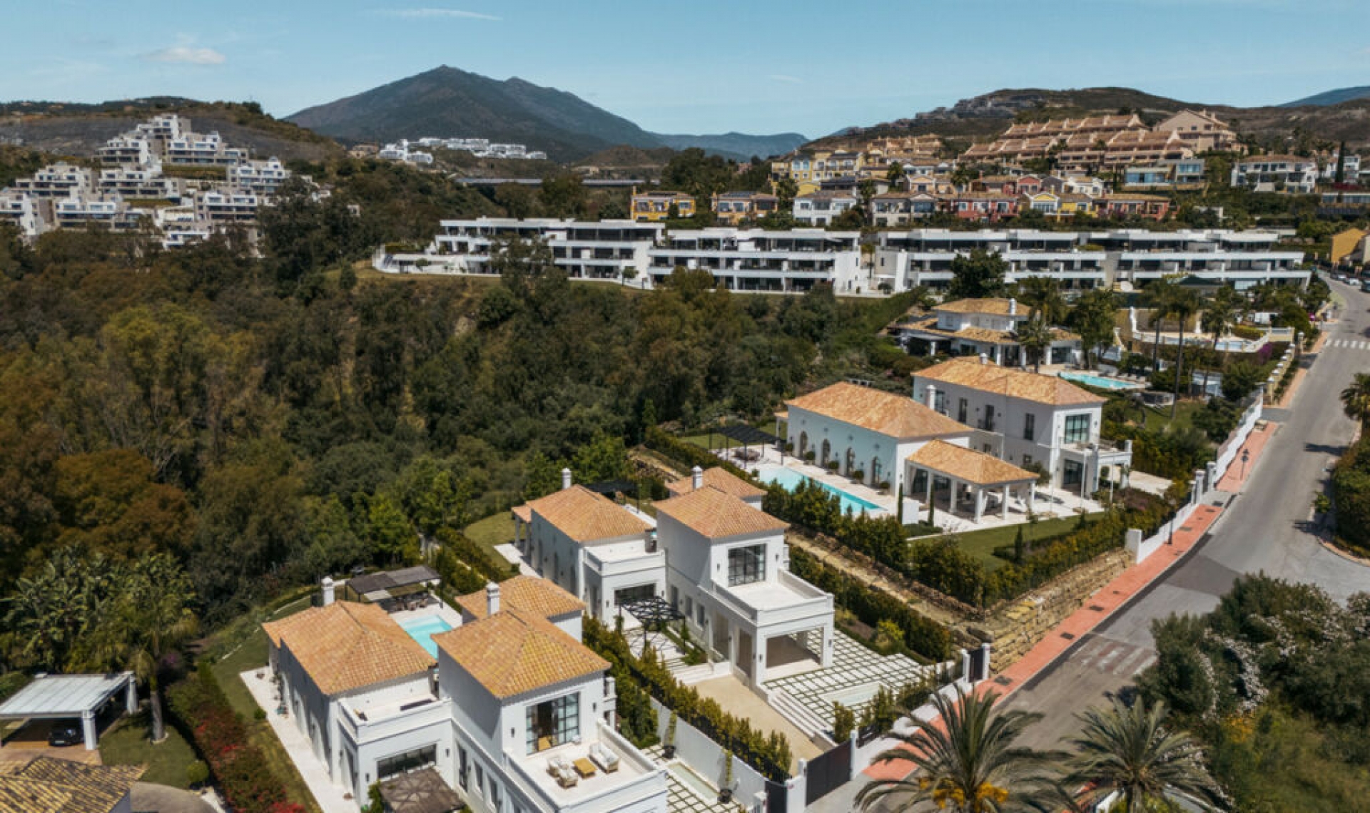 Resale - House -
Nueva Andalucía