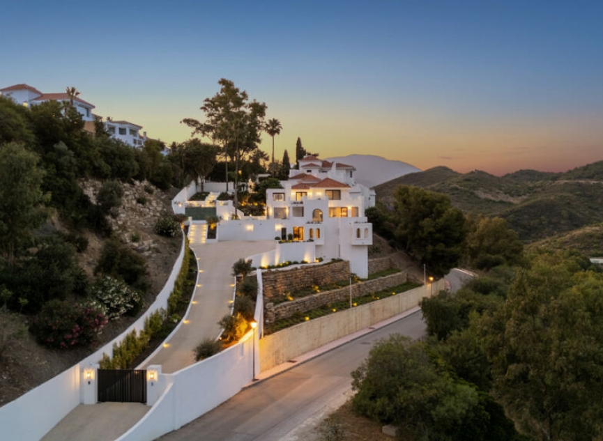 Resale - House -
Nueva Andalucía