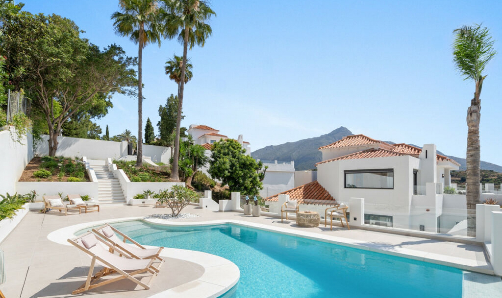 Resale - House -
Nueva Andalucía