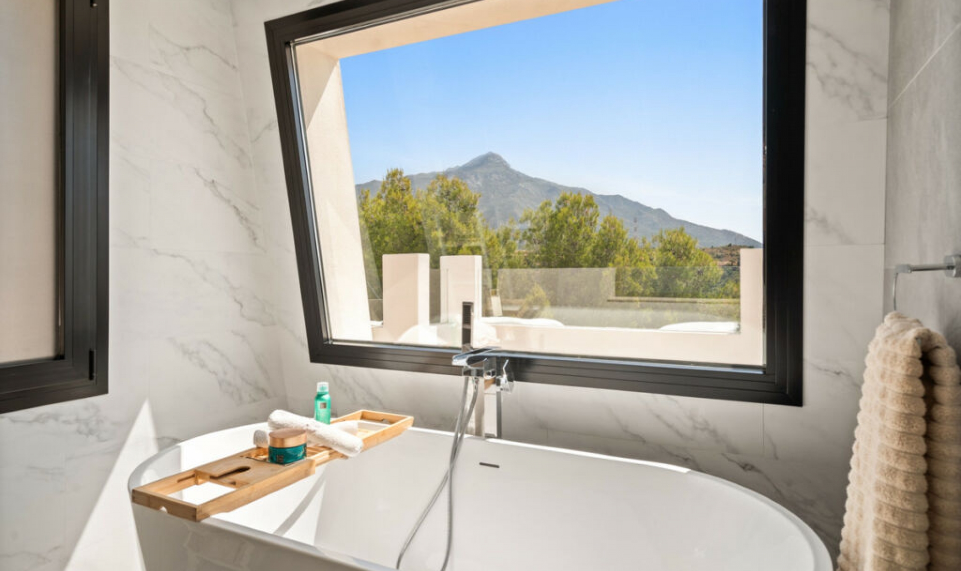 Resale - House -
Nueva Andalucía