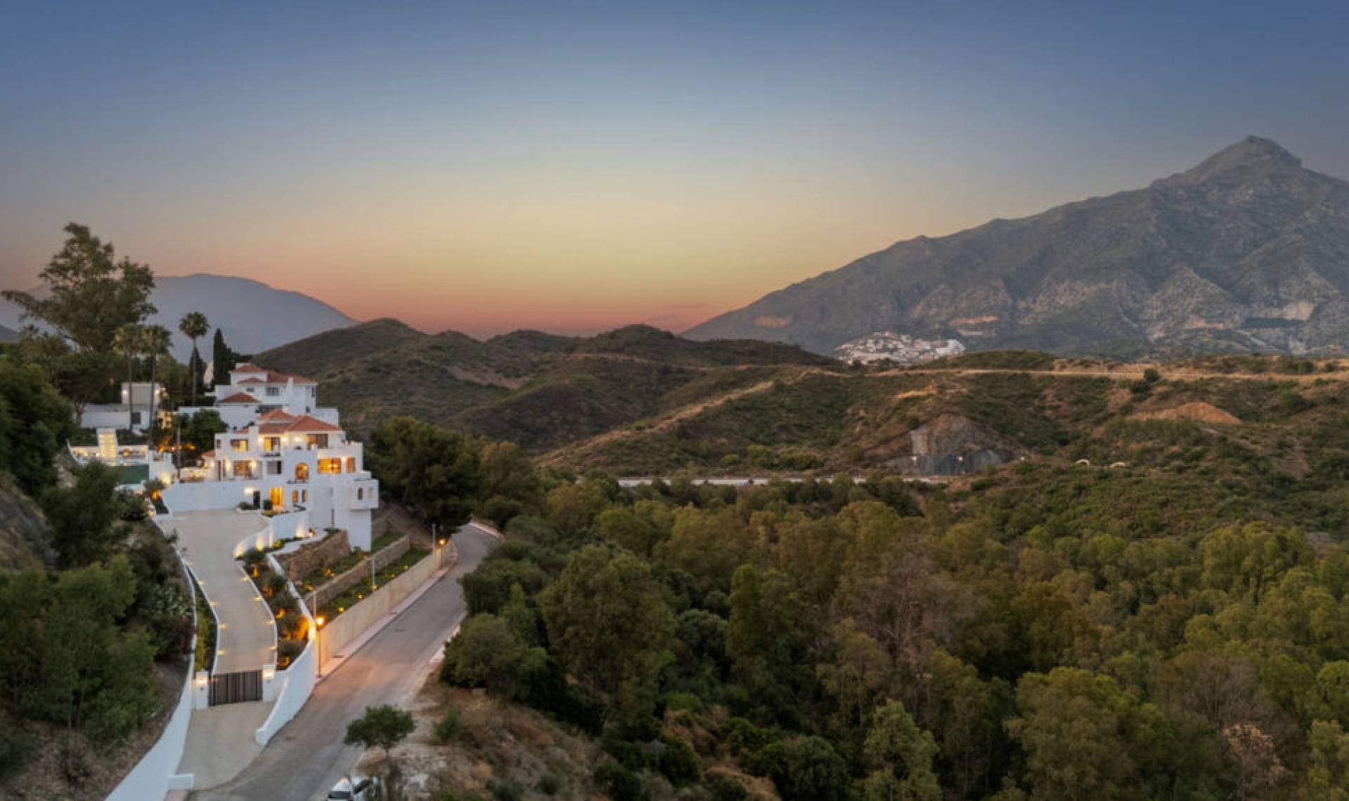 Resale - House -
Nueva Andalucía