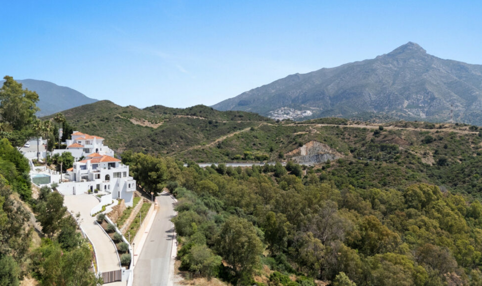 Resale - House -
Nueva Andalucía