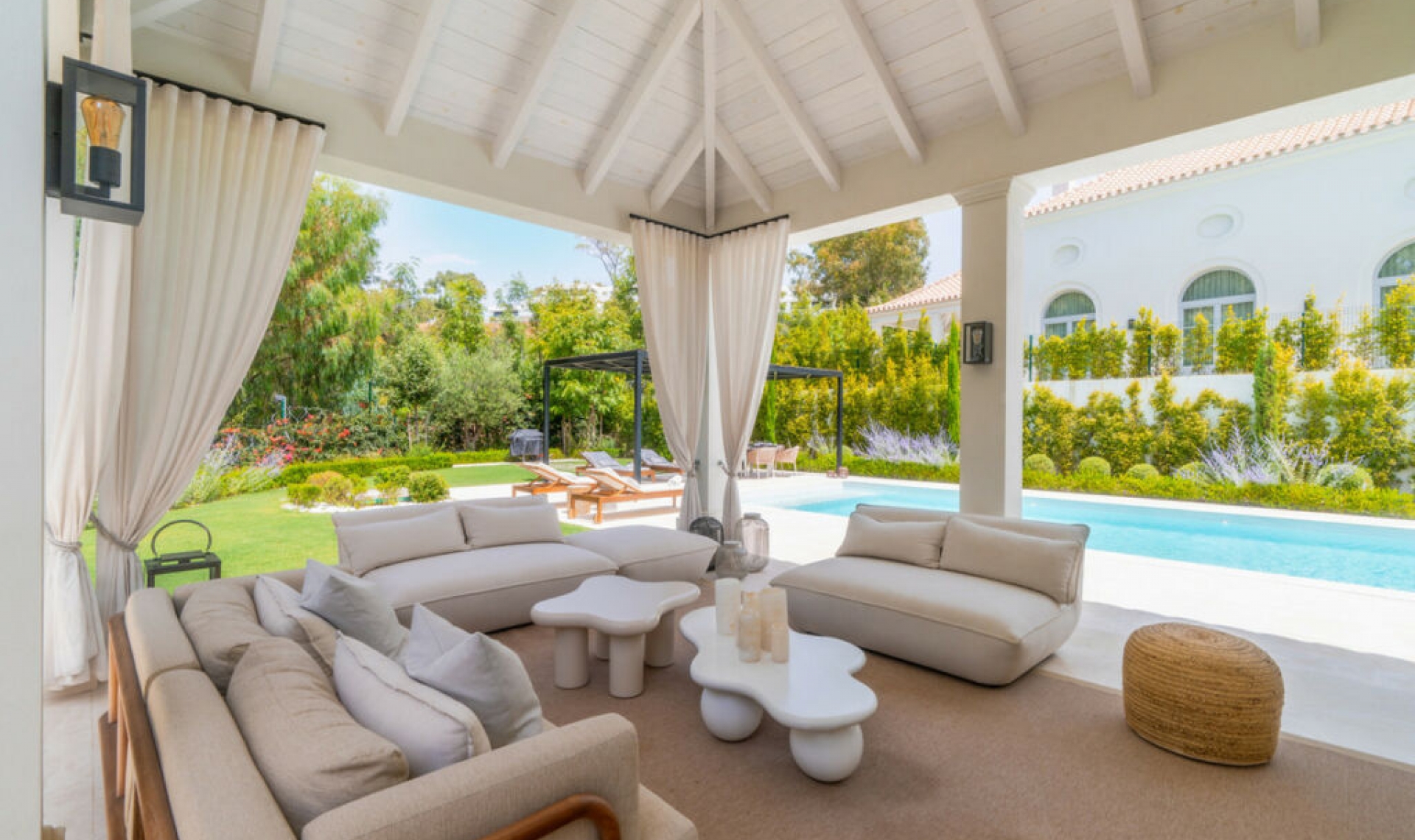 Resale - House -
Nueva Andalucía