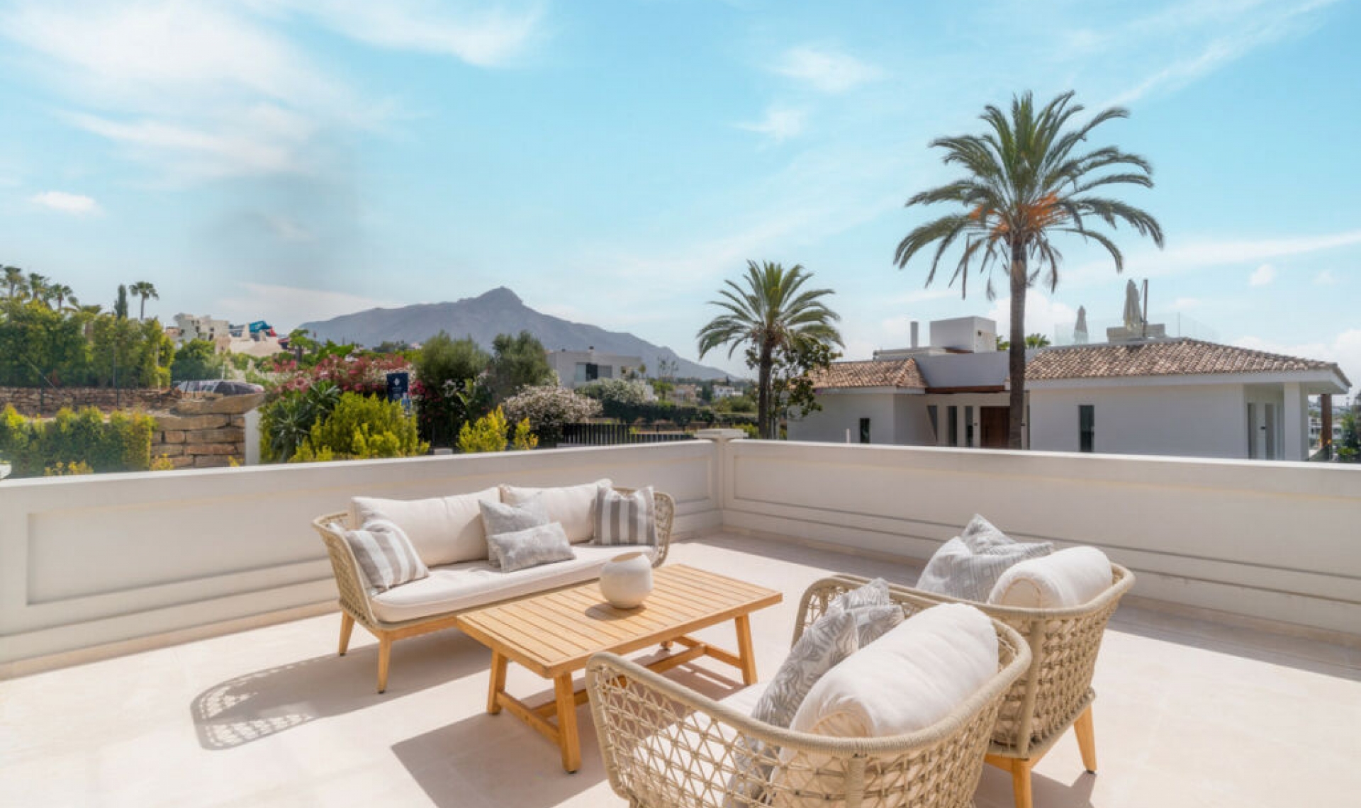 Resale - House -
Nueva Andalucía