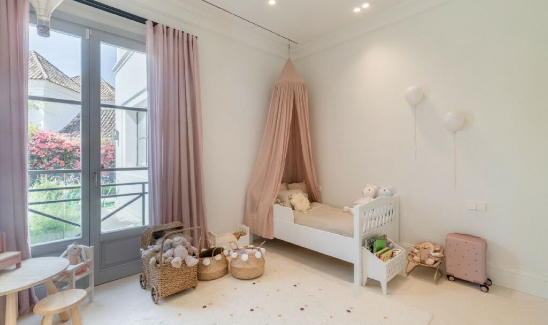 Resale - House -
Nueva Andalucía