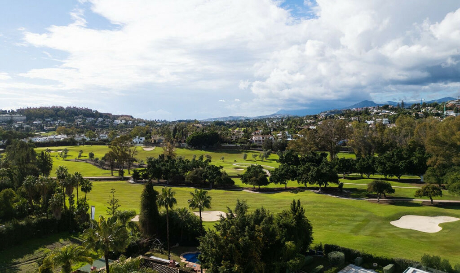 Resale - House -
Nueva Andalucía