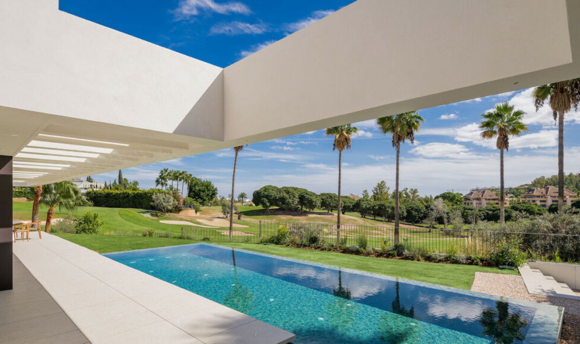 Resale - House -
Nueva Andalucía