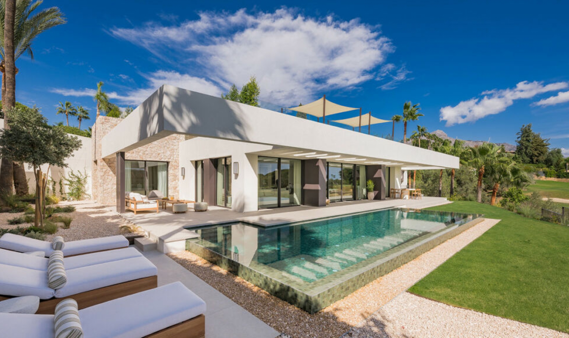 Resale - House -
Nueva Andalucía