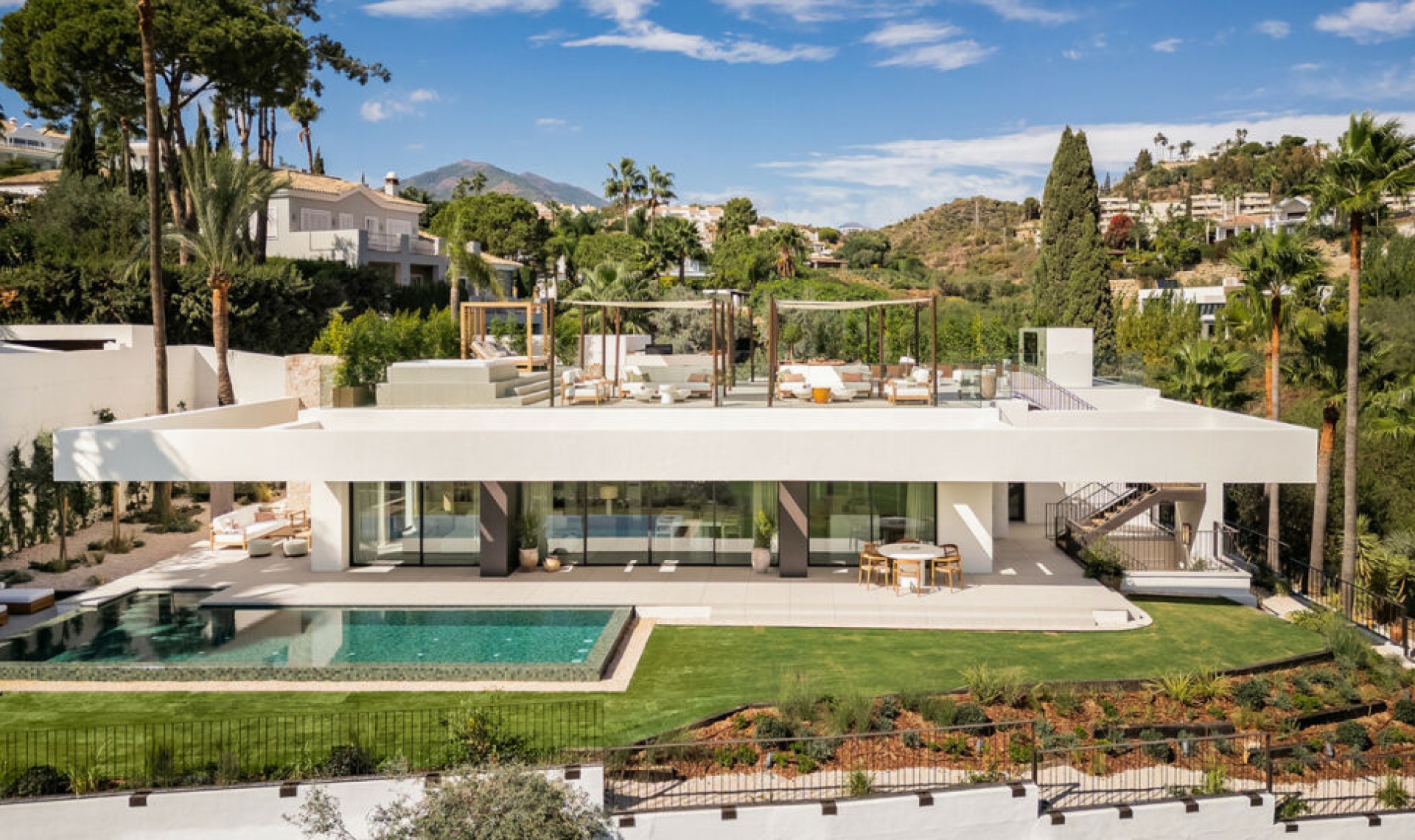 Resale - House -
Nueva Andalucía