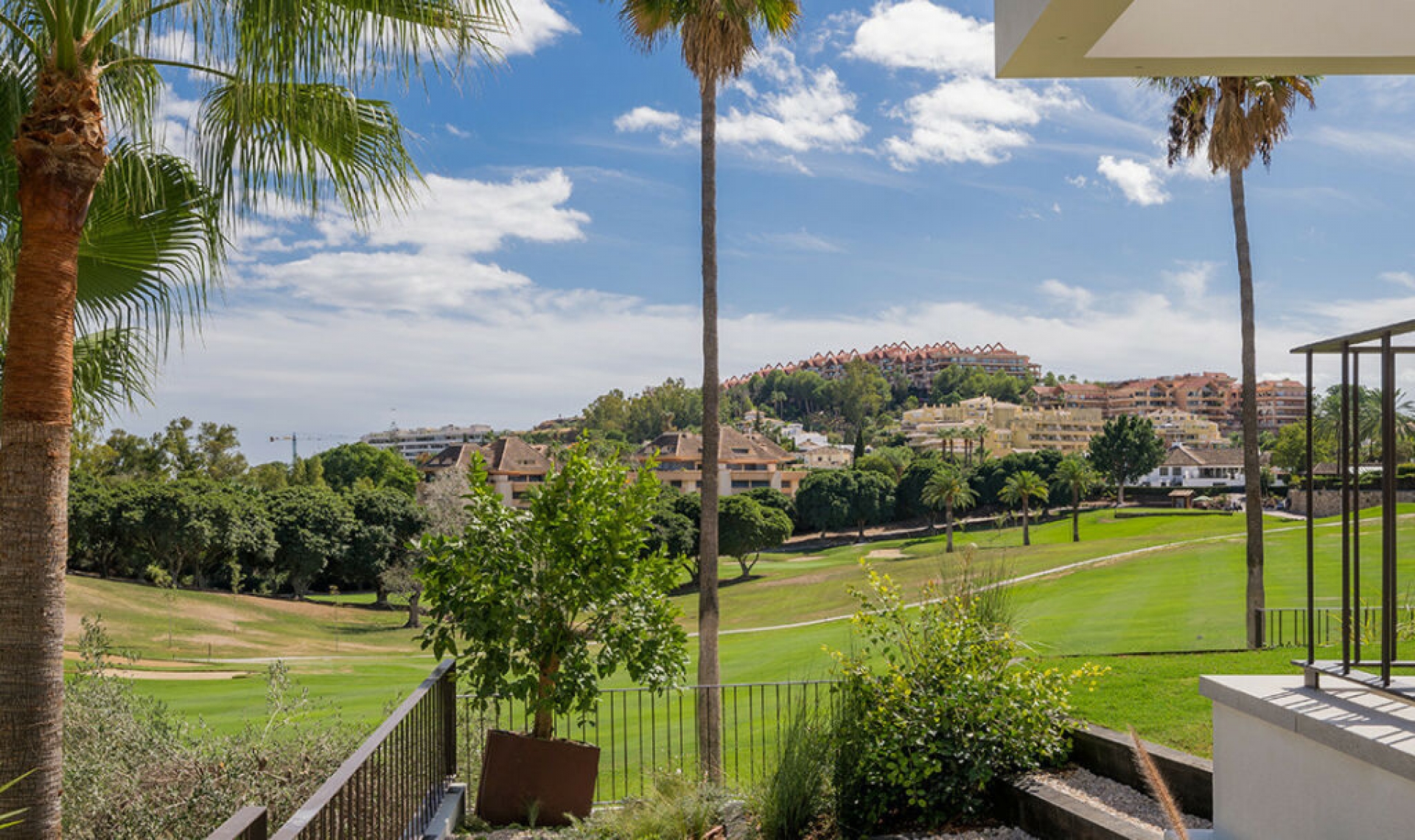 Resale - House -
Nueva Andalucía