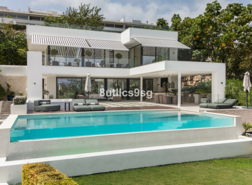 Resale - House -
Nueva Andalucía