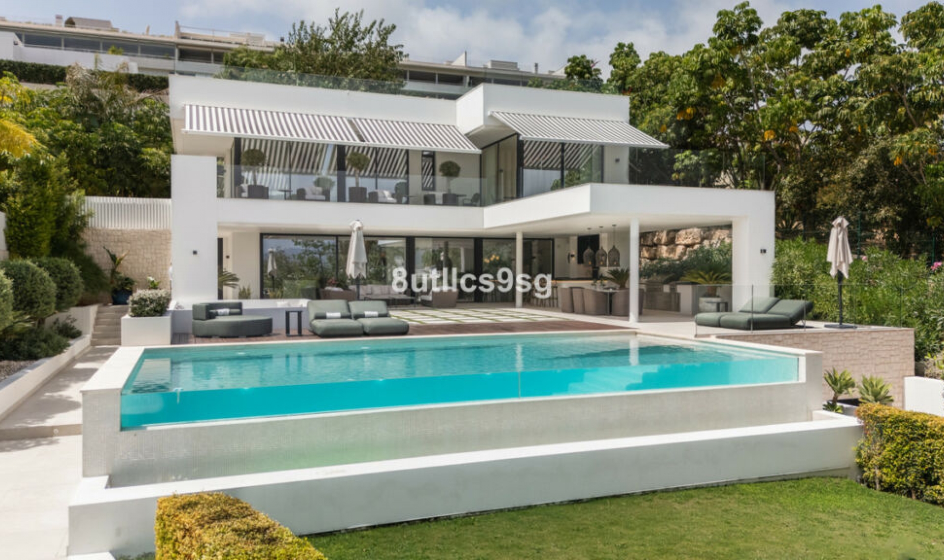 Resale - House -
Nueva Andalucía