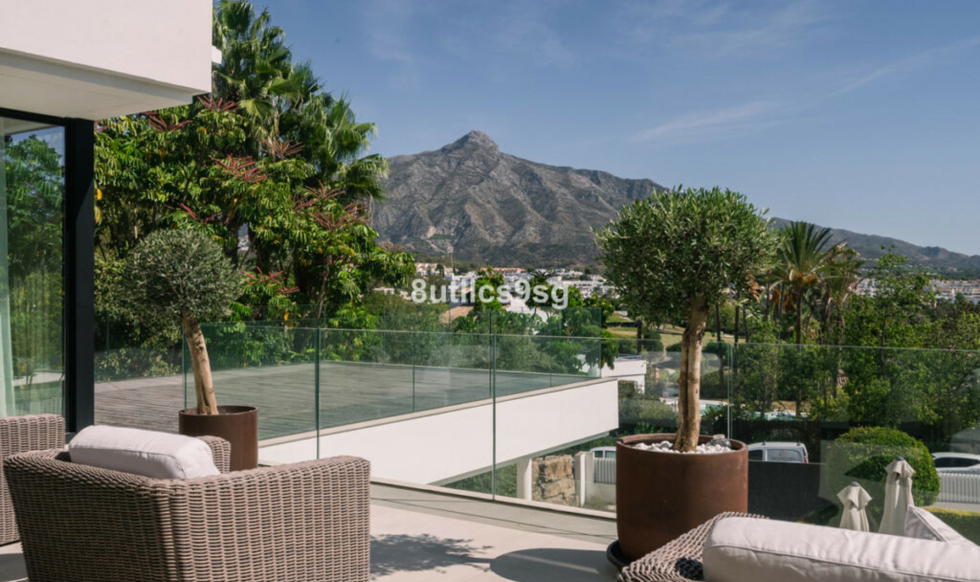 Resale - House -
Nueva Andalucía