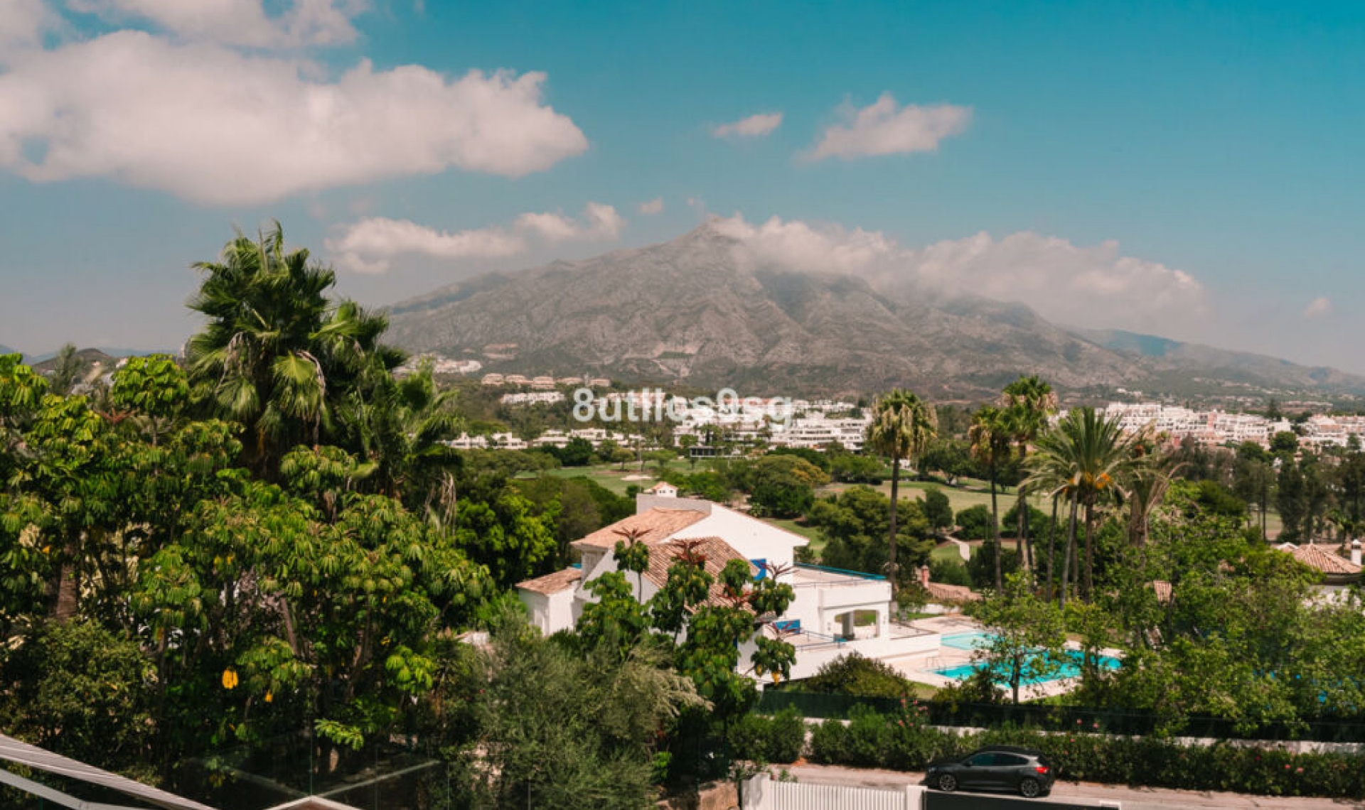 Resale - House -
Nueva Andalucía