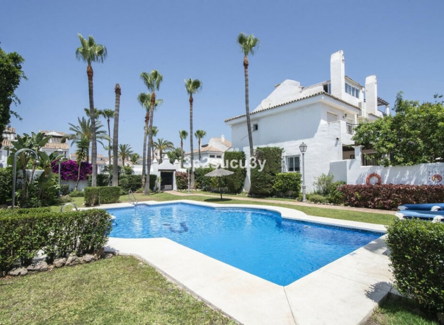 Resale - House -
Nueva Andalucía