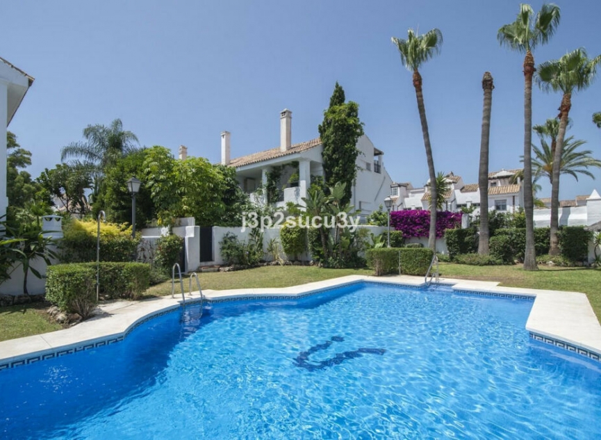 Resale - House -
Nueva Andalucía