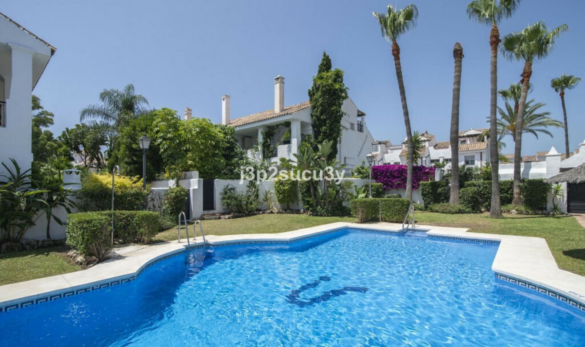Resale - House -
Nueva Andalucía