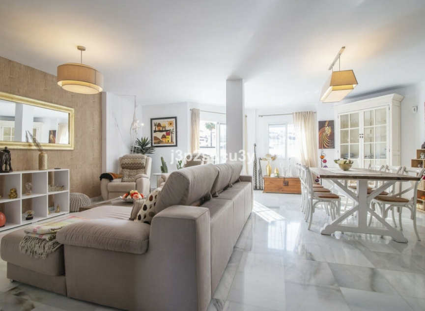 Resale - House -
Nueva Andalucía