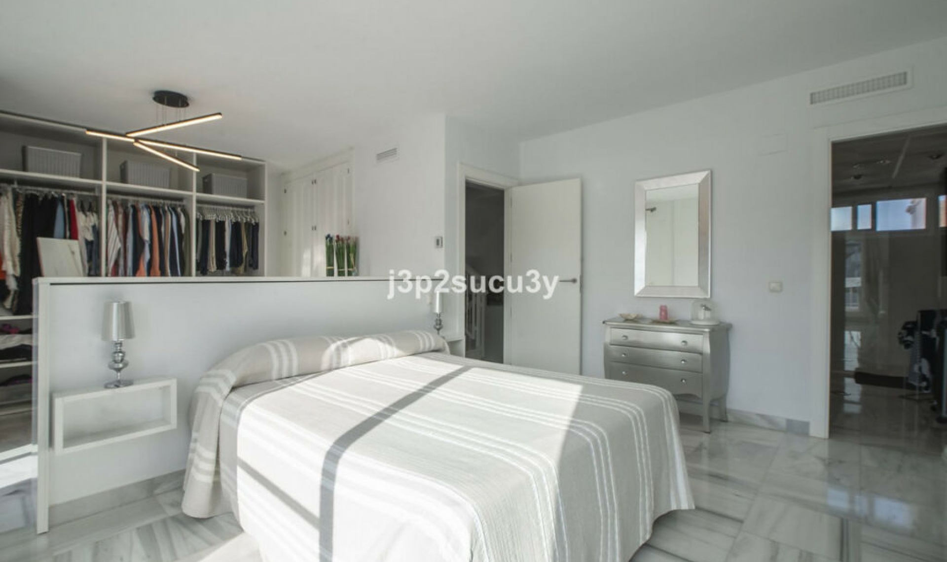 Resale - House -
Nueva Andalucía