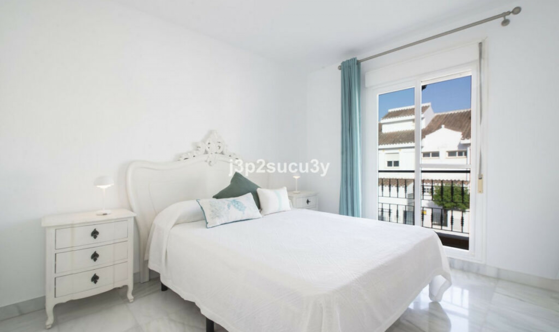 Resale - House -
Nueva Andalucía