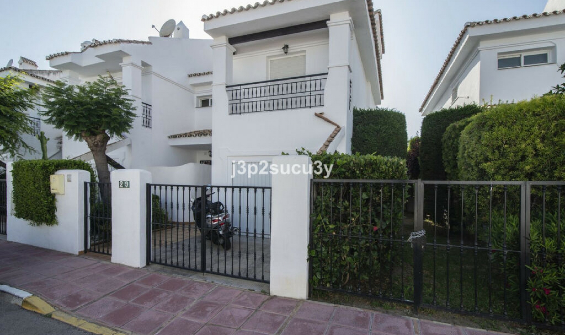 Resale - House -
Nueva Andalucía