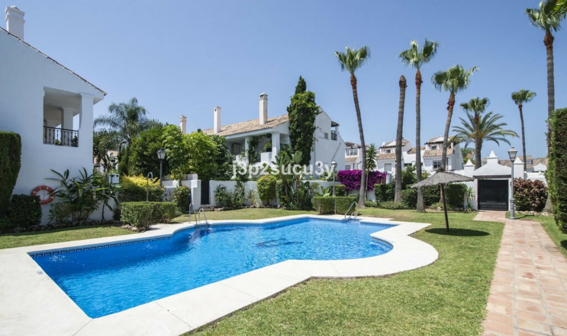 Resale - House -
Nueva Andalucía