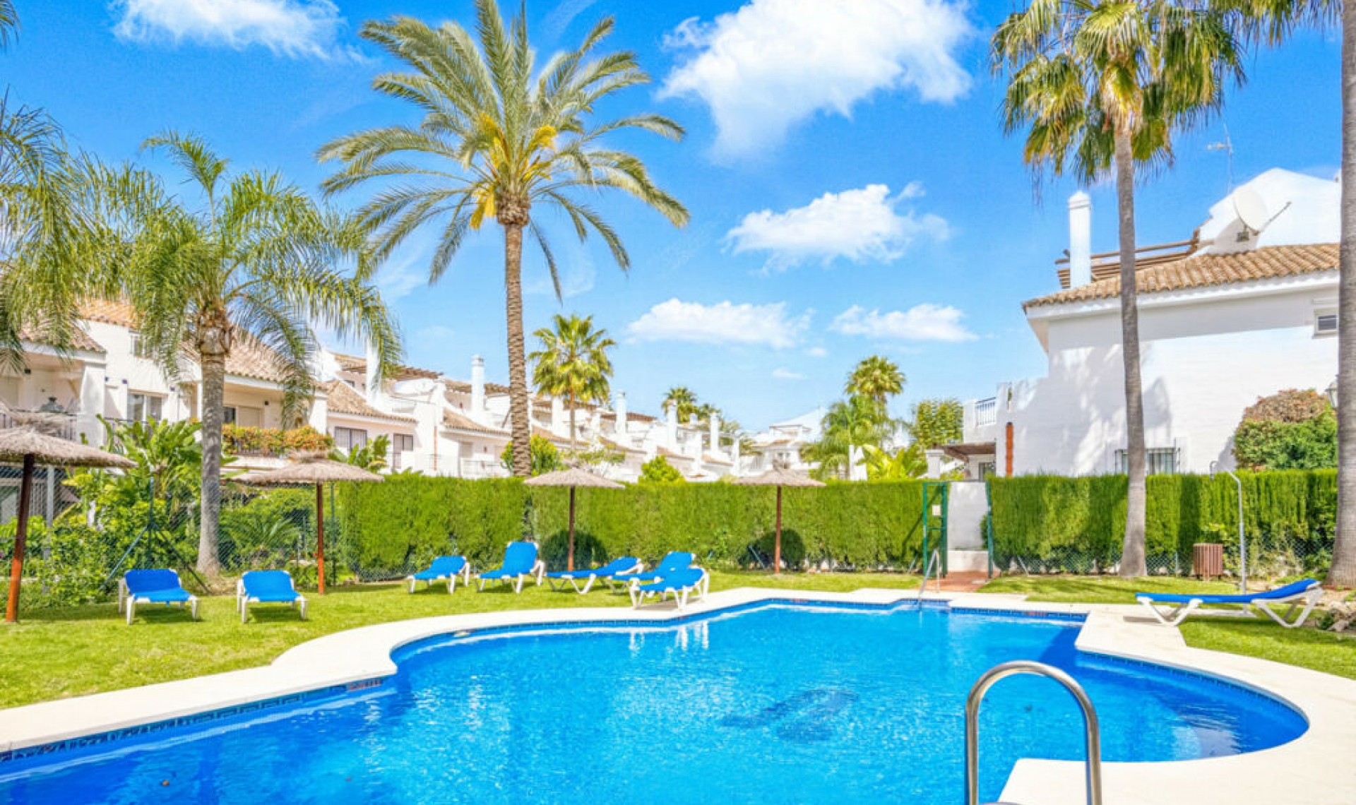 Resale - House -
Nueva Andalucía