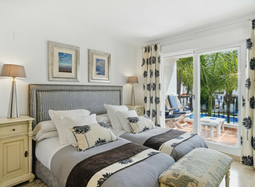 Resale - House -
Nueva Andalucía