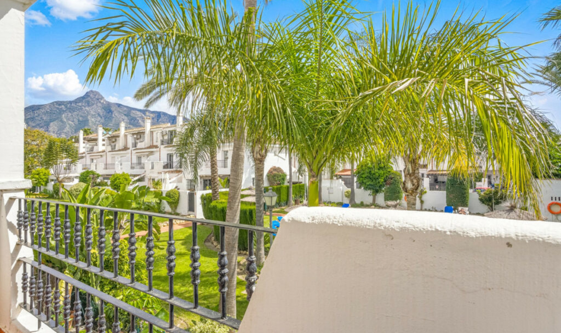 Resale - House -
Nueva Andalucía