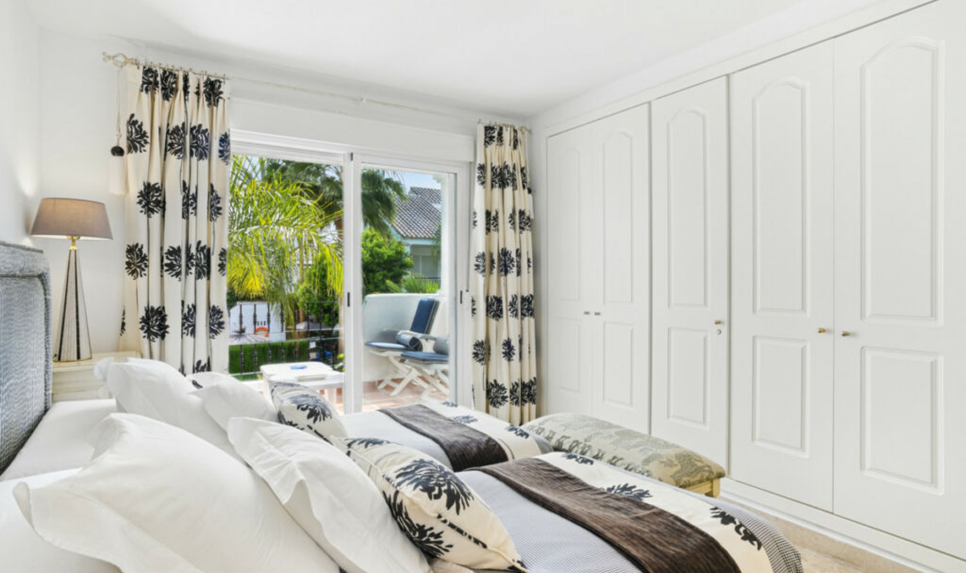 Resale - House -
Nueva Andalucía