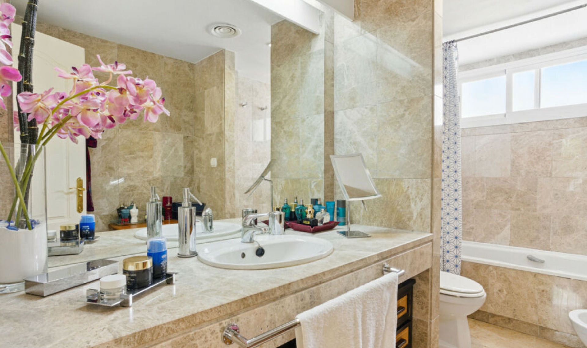 Resale - House -
Nueva Andalucía