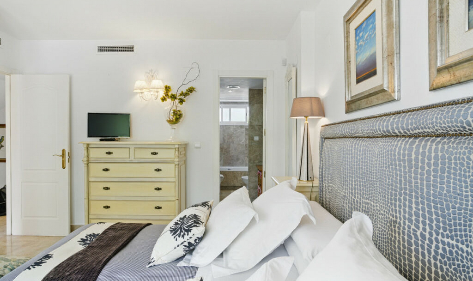 Resale - House -
Nueva Andalucía