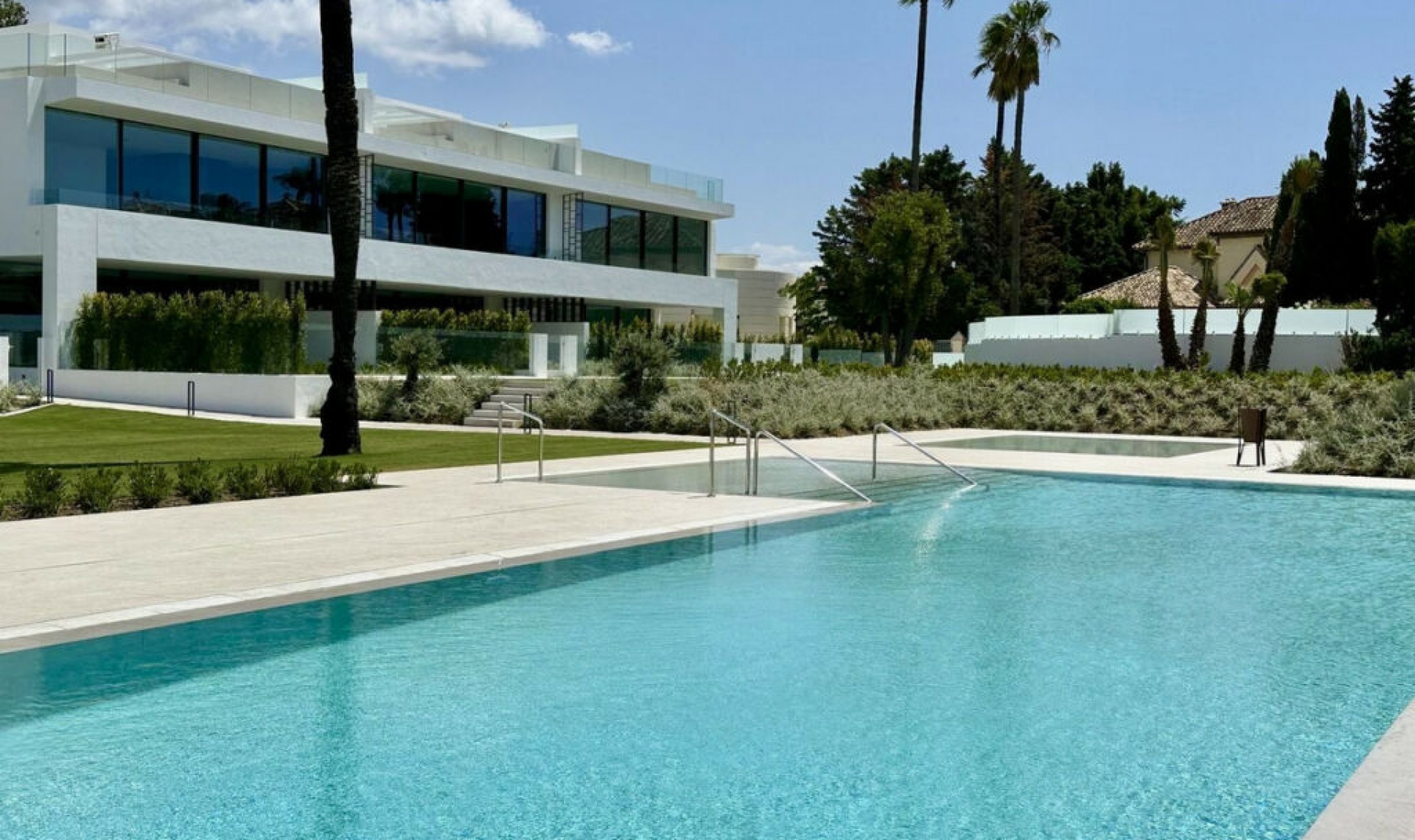 Resale - House -
Nueva Andalucía