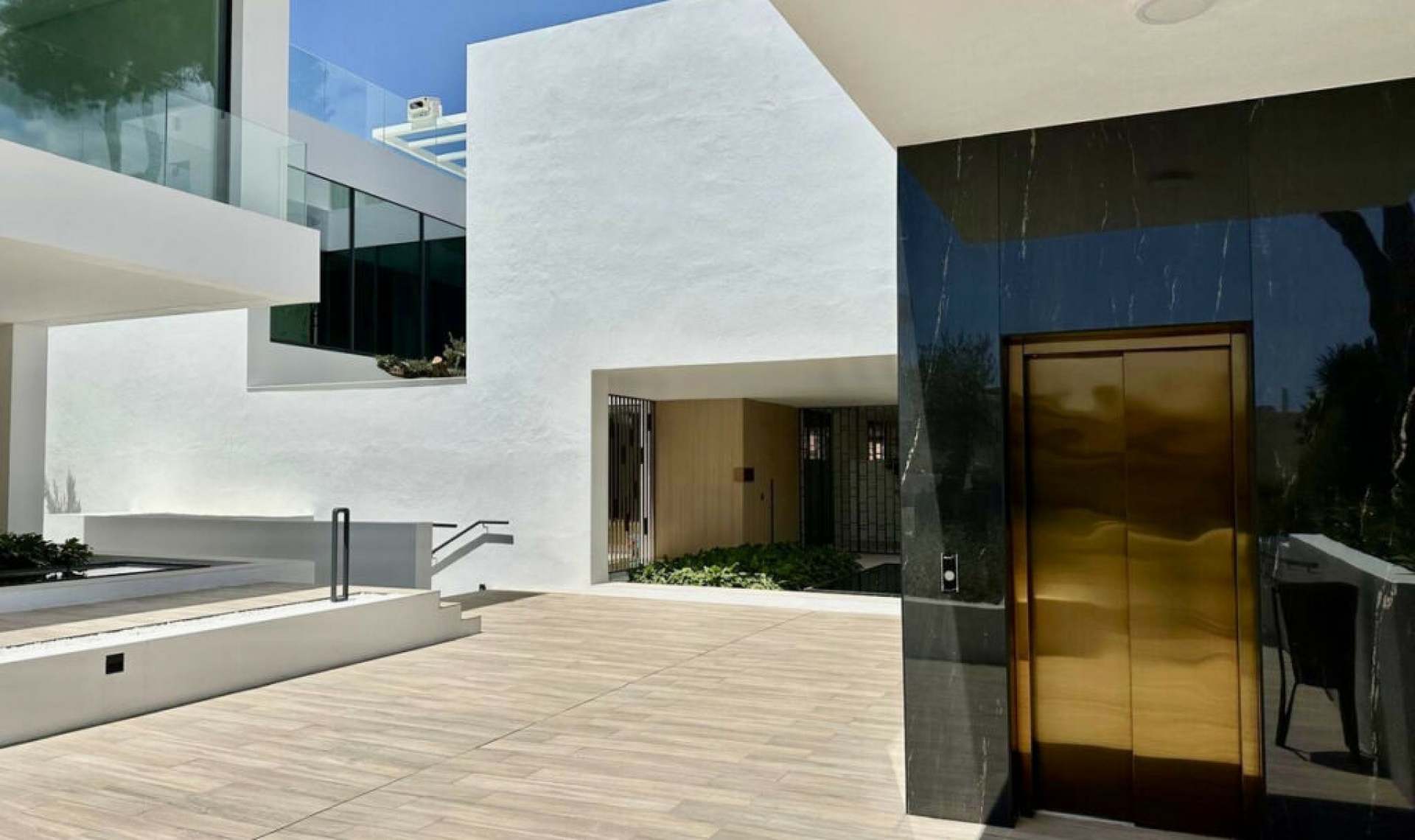 Resale - House -
Nueva Andalucía