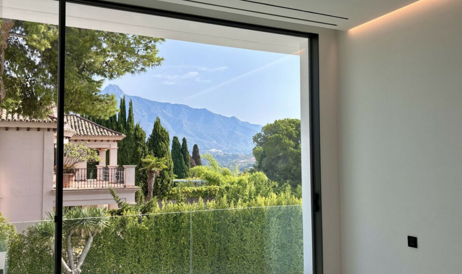 Resale - House -
Nueva Andalucía