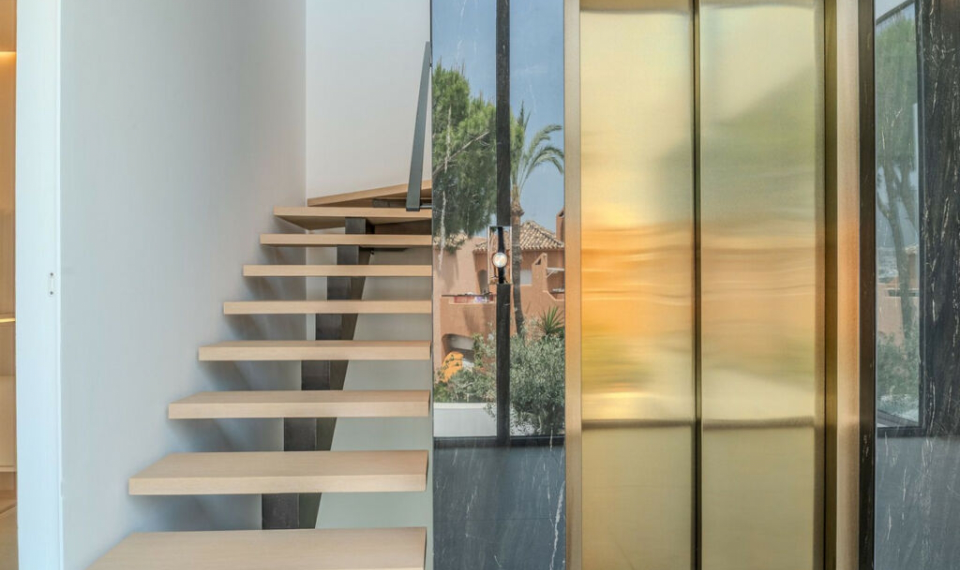 Resale - House -
Nueva Andalucía