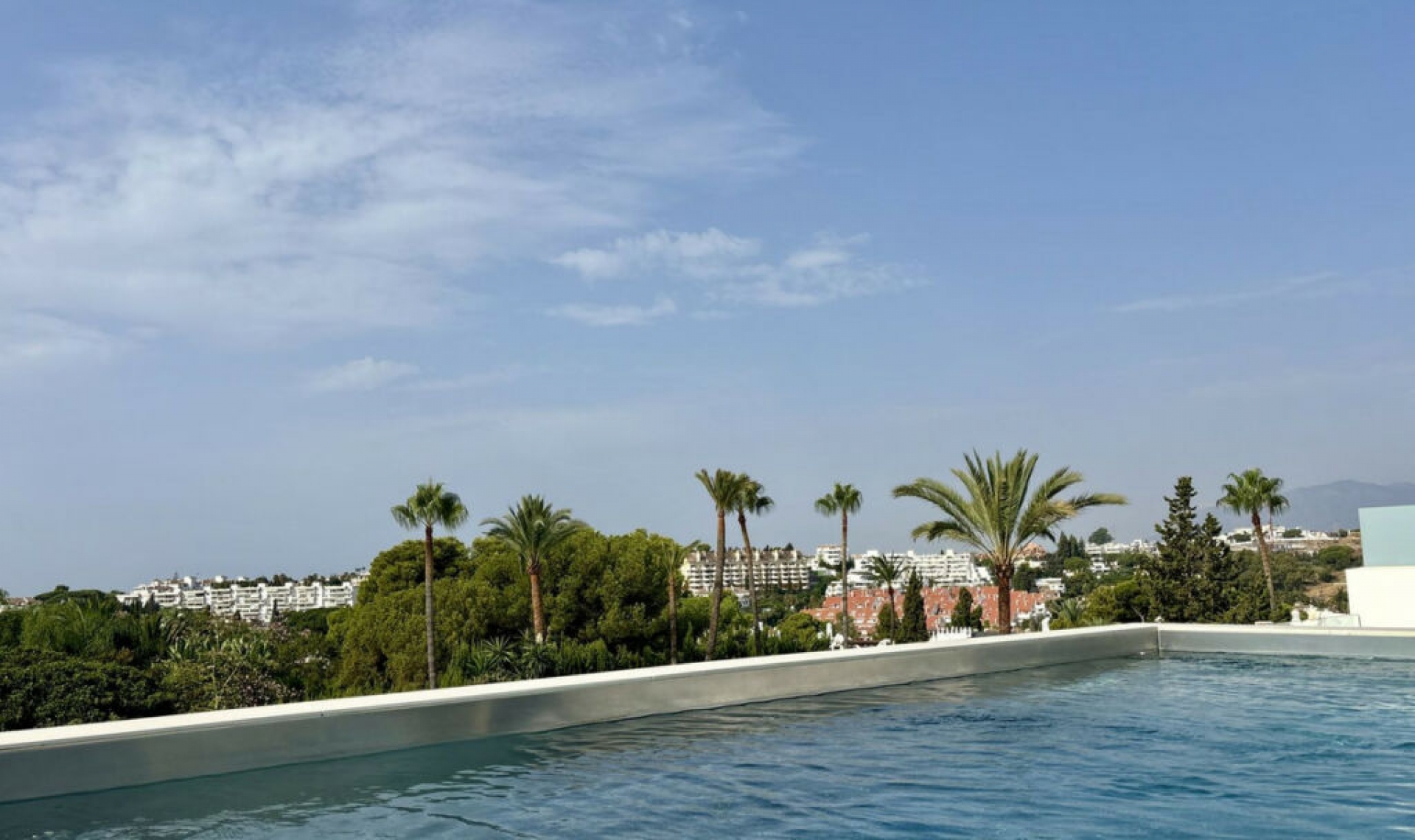 Resale - House -
Nueva Andalucía