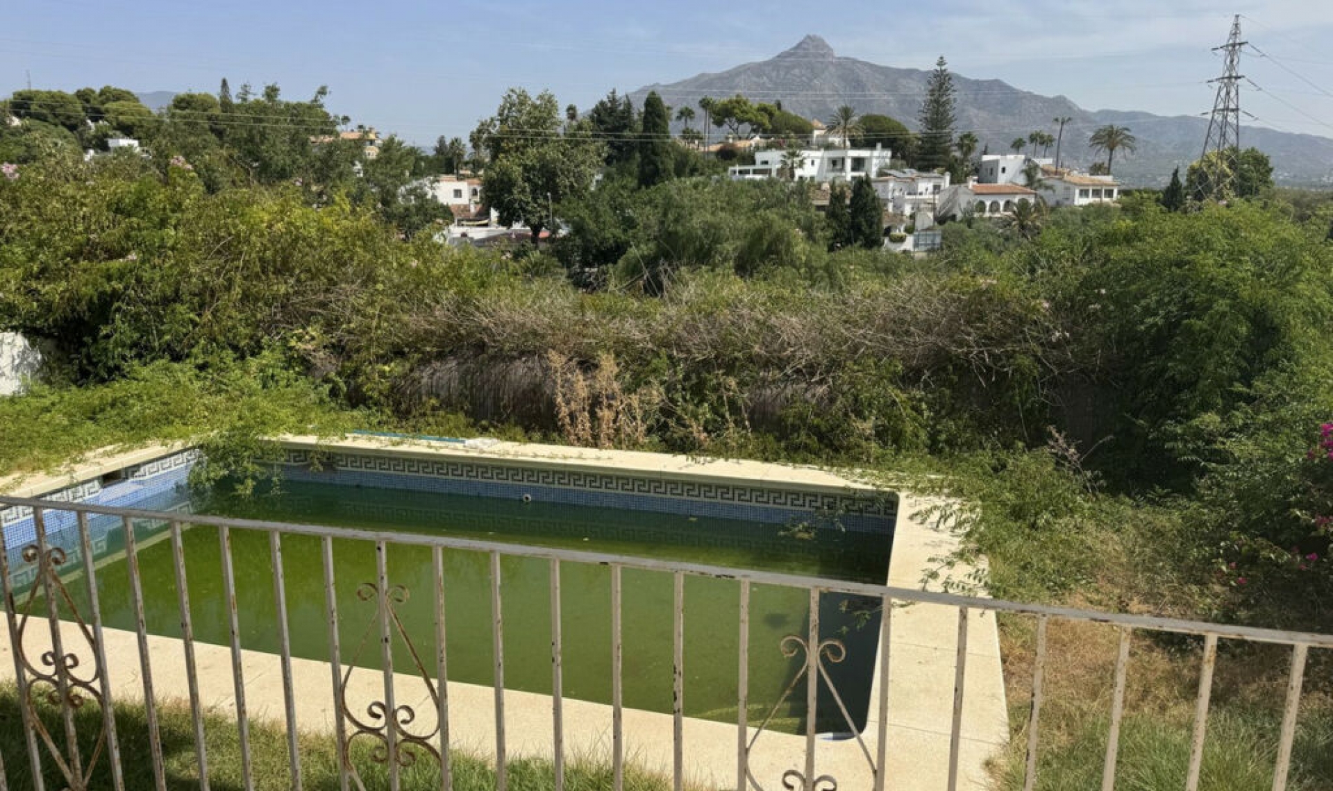 Resale - House -
Nueva Andalucía