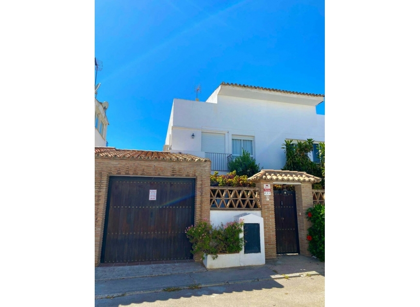 Resale - House -
Nueva Andalucía