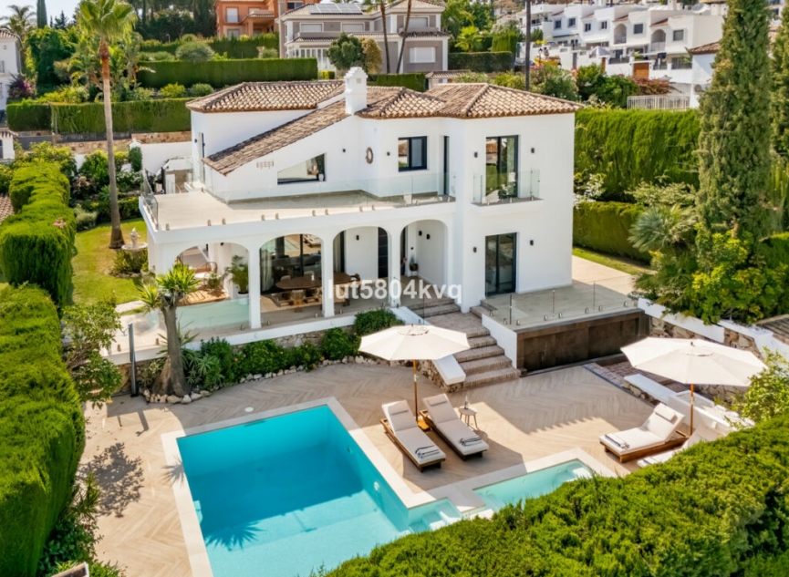 Resale - House -
Nueva Andalucía