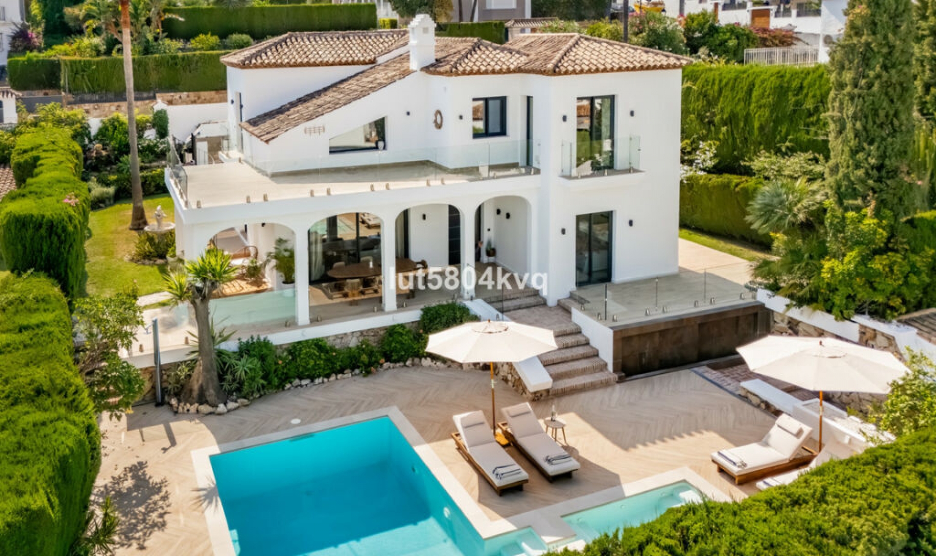 Resale - House -
Nueva Andalucía