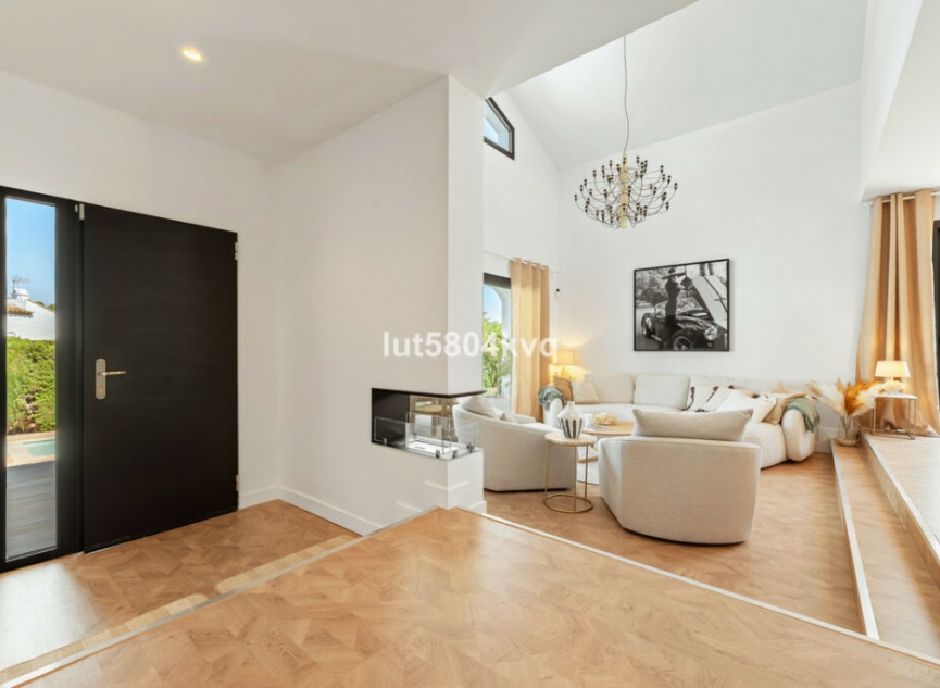 Resale - House -
Nueva Andalucía
